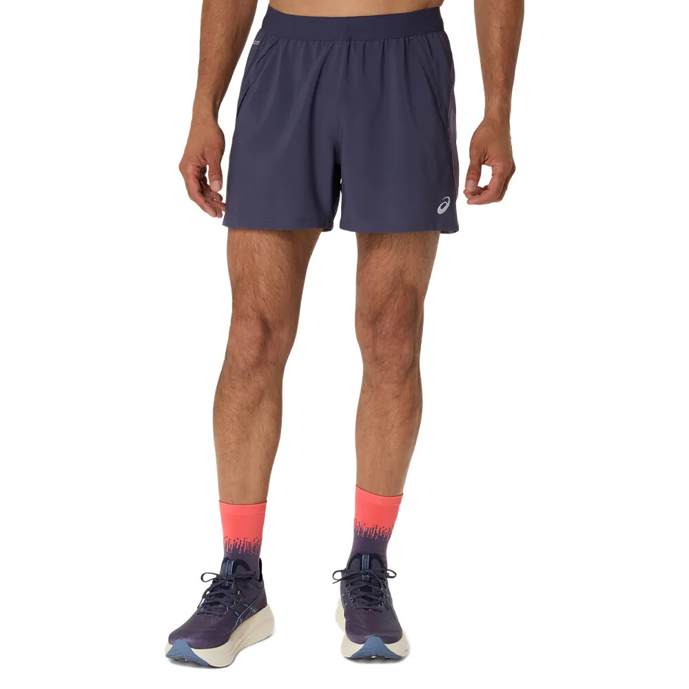 ASICS Road 5 inch hardloopshort voor een luchtige middenweg zonder dubbele laag