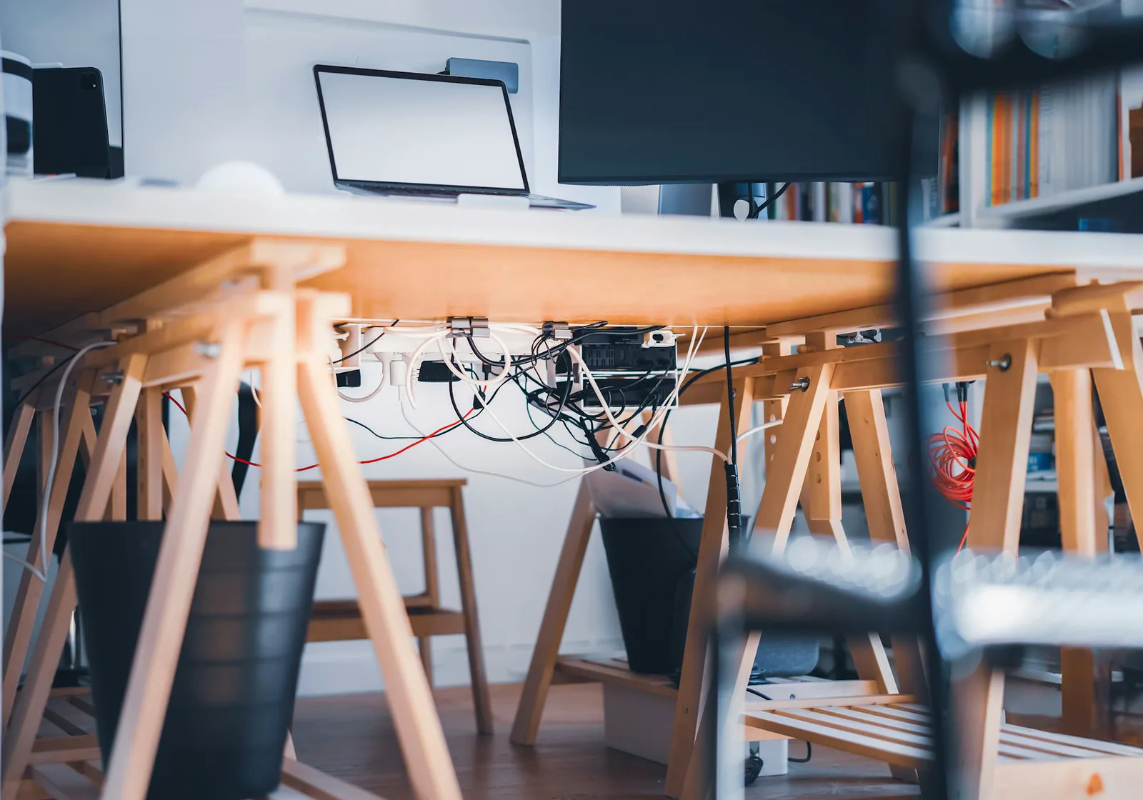 Beste kabelmanagement voor een opgeruimde werkplek — 6 praktische oplossingen